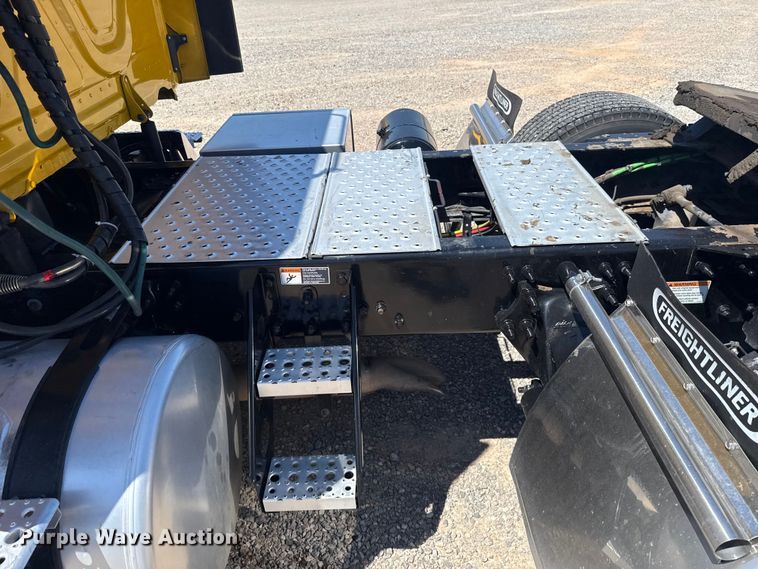 image for item NK9184 2022 Freightliner Cascadia 126 semi truck