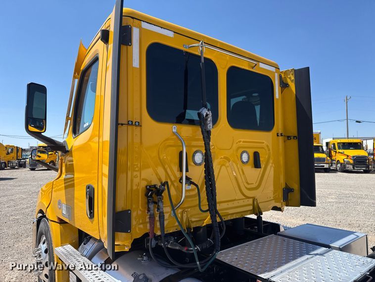 image for item NK9184 2022 Freightliner Cascadia 126 semi truck