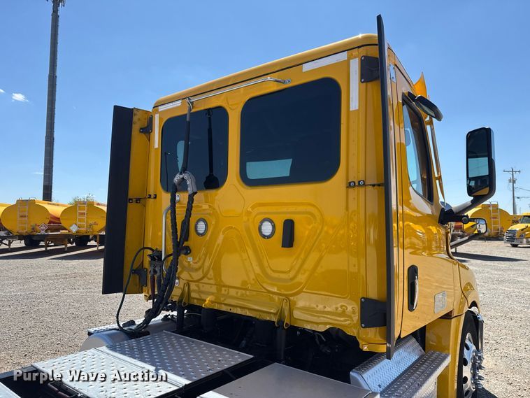 image for item NK9184 2022 Freightliner Cascadia 126 semi truck