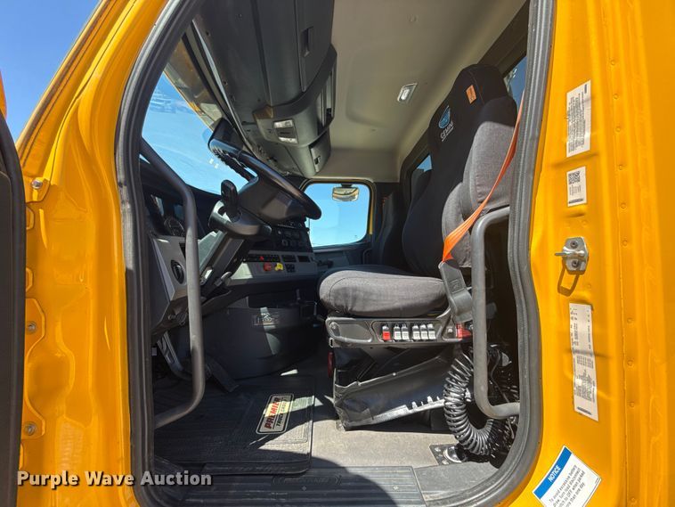 image for item NK9184 2022 Freightliner Cascadia 126 semi truck