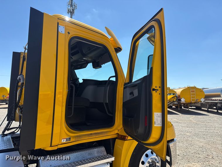 image for item NK9184 2022 Freightliner Cascadia 126 semi truck