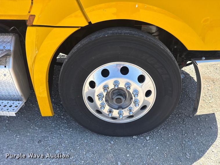 image for item NK9184 2022 Freightliner Cascadia 126 semi truck