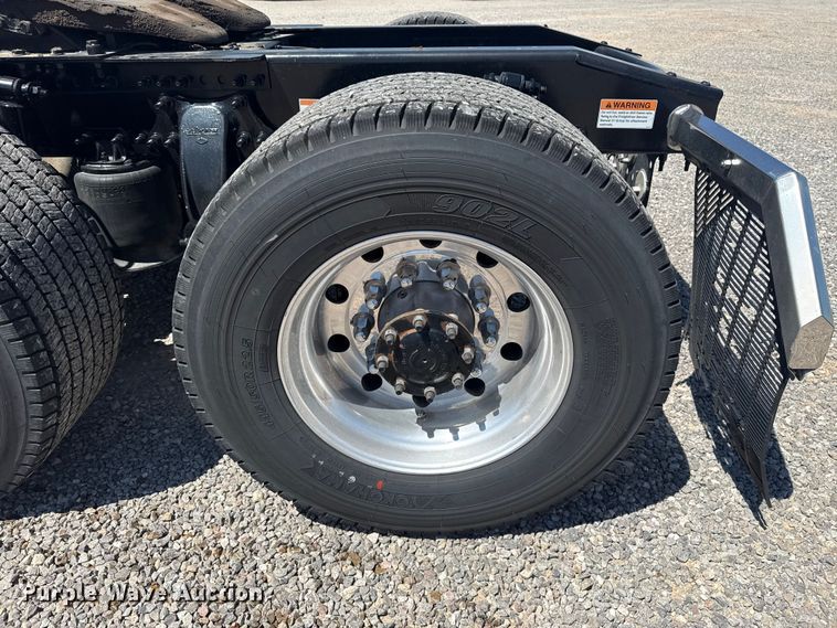 image for item NK9184 2022 Freightliner Cascadia 126 semi truck