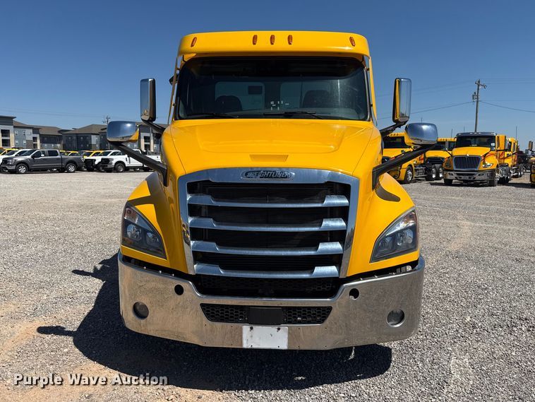 image for item NK9185 2021 Freightliner Cascadia 126 semi truck