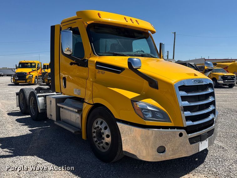 image for item NK9185 2021 Freightliner Cascadia 126 semi truck