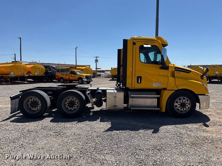 image for item NK9185 2021 Freightliner Cascadia 126 semi truck