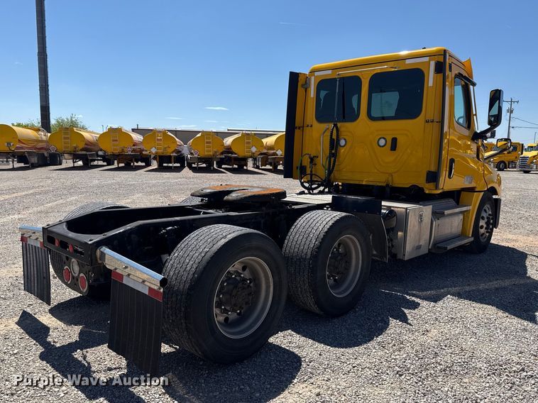 image for item NK9185 2021 Freightliner Cascadia 126 semi truck