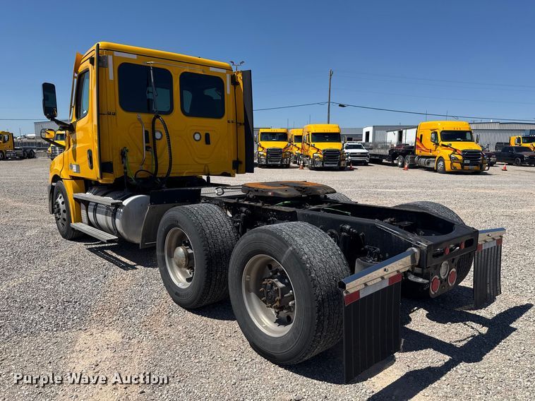 image for item NK9185 2021 Freightliner Cascadia 126 semi truck