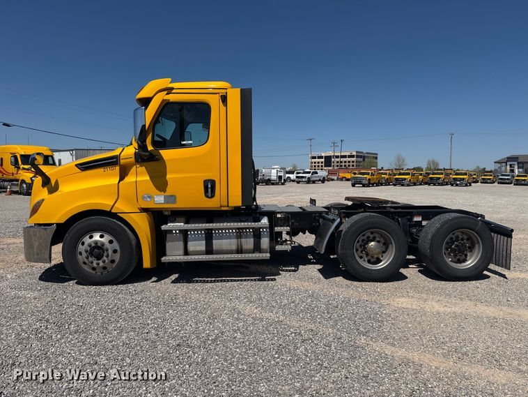 image for item NK9185 2021 Freightliner Cascadia 126 semi truck