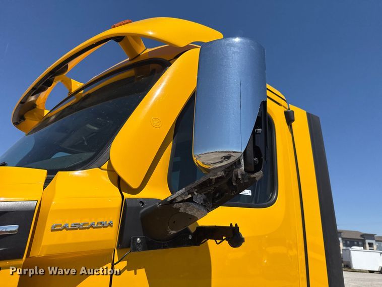 image for item NK9185 2021 Freightliner Cascadia 126 semi truck