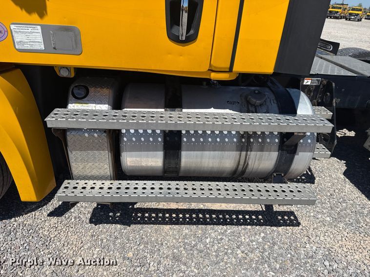 image for item NK9185 2021 Freightliner Cascadia 126 semi truck