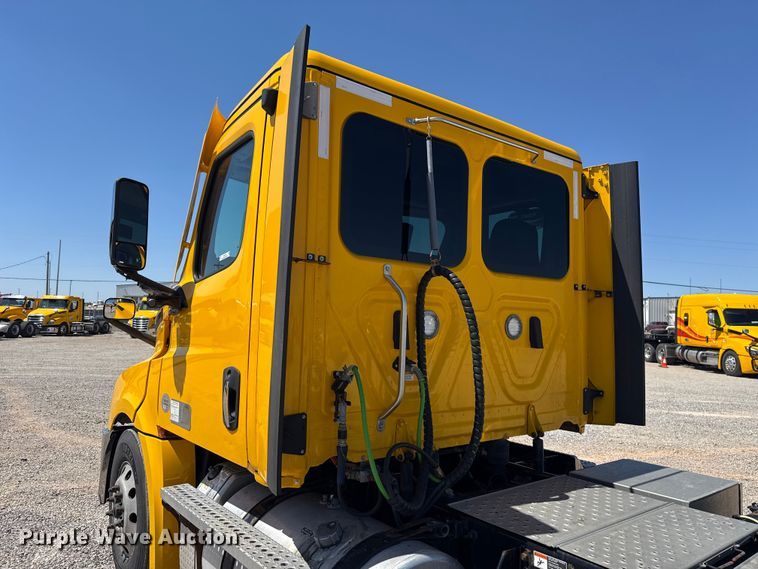 image for item NK9185 2021 Freightliner Cascadia 126 semi truck