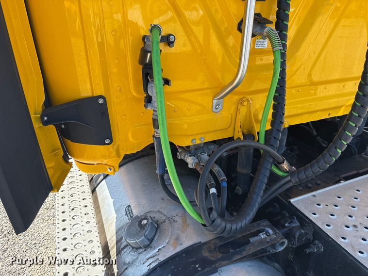 image for item NK9185 2021 Freightliner Cascadia 126 semi truck