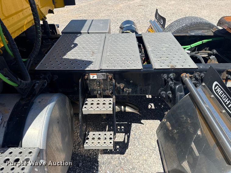 image for item NK9185 2021 Freightliner Cascadia 126 semi truck