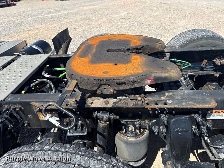 image for item NK9185 2021 Freightliner Cascadia 126 semi truck