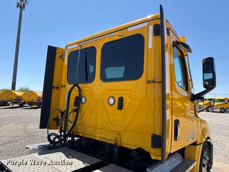 image for item NK9185 2021 Freightliner Cascadia 126 semi truck