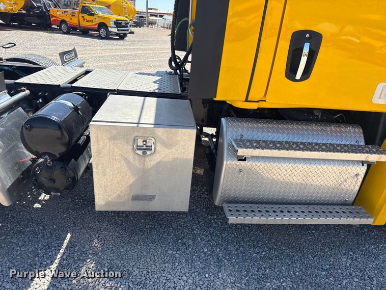 image for item NK9185 2021 Freightliner Cascadia 126 semi truck