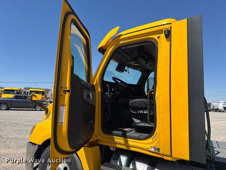 image for item NK9185 2021 Freightliner Cascadia 126 semi truck