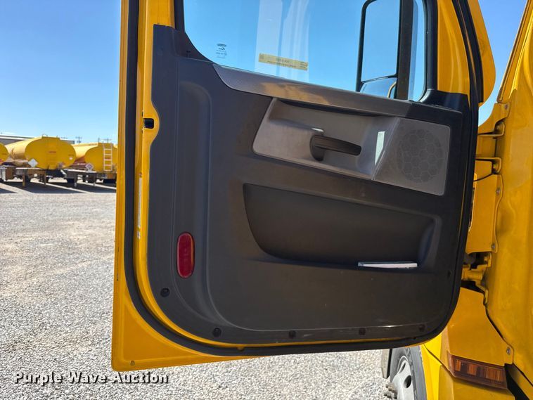 image for item NK9185 2021 Freightliner Cascadia 126 semi truck