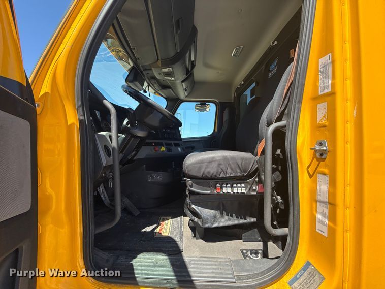 image for item NK9185 2021 Freightliner Cascadia 126 semi truck