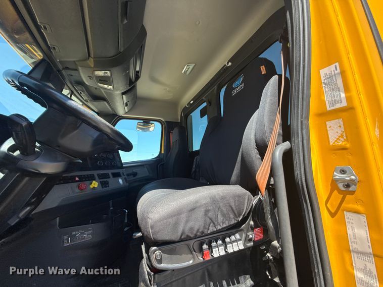 image for item NK9185 2021 Freightliner Cascadia 126 semi truck