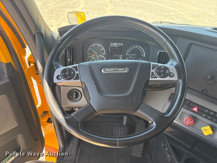 image for item NK9185 2021 Freightliner Cascadia 126 semi truck