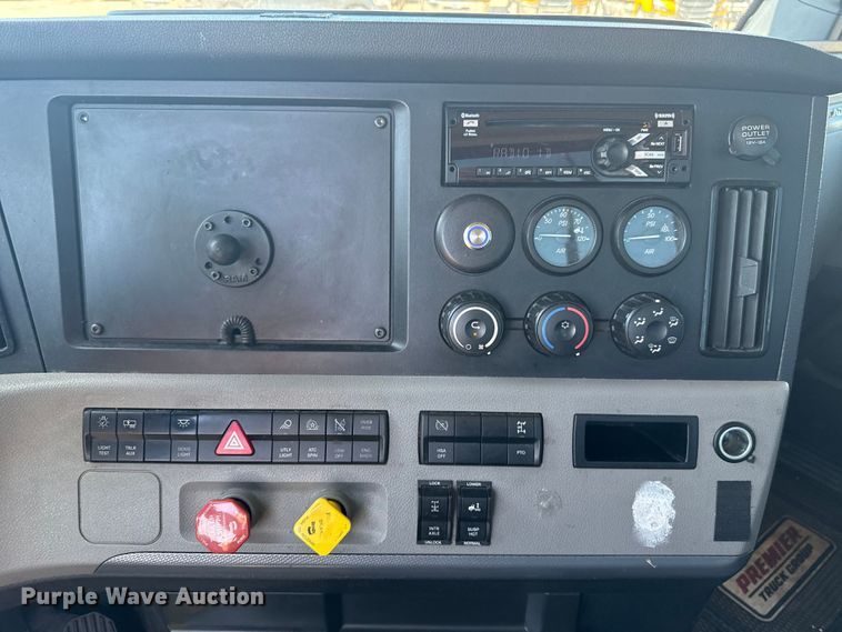 image for item NK9185 2021 Freightliner Cascadia 126 semi truck