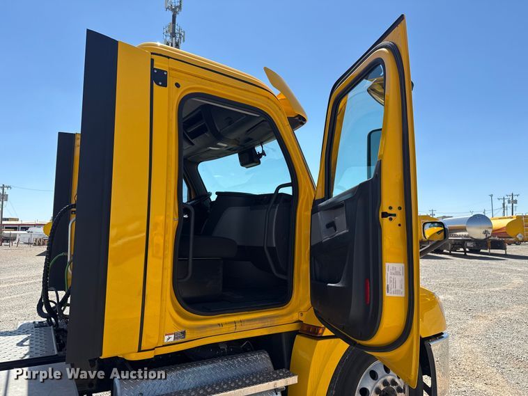 image for item NK9185 2021 Freightliner Cascadia 126 semi truck