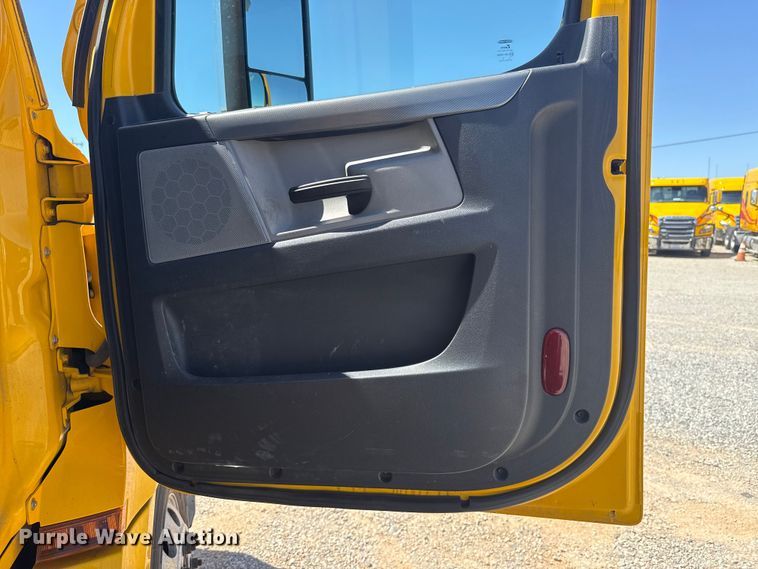 image for item NK9185 2021 Freightliner Cascadia 126 semi truck