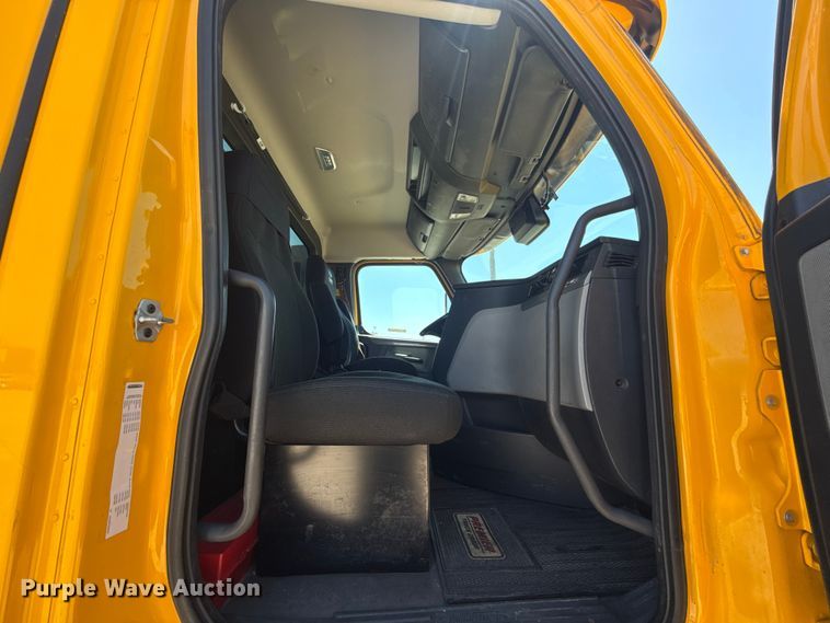 image for item NK9185 2021 Freightliner Cascadia 126 semi truck