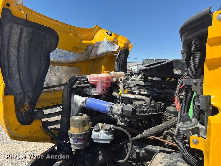 image for item NK9185 2021 Freightliner Cascadia 126 semi truck