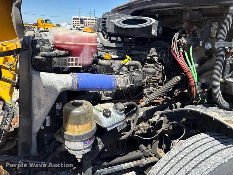 image for item NK9185 2021 Freightliner Cascadia 126 semi truck