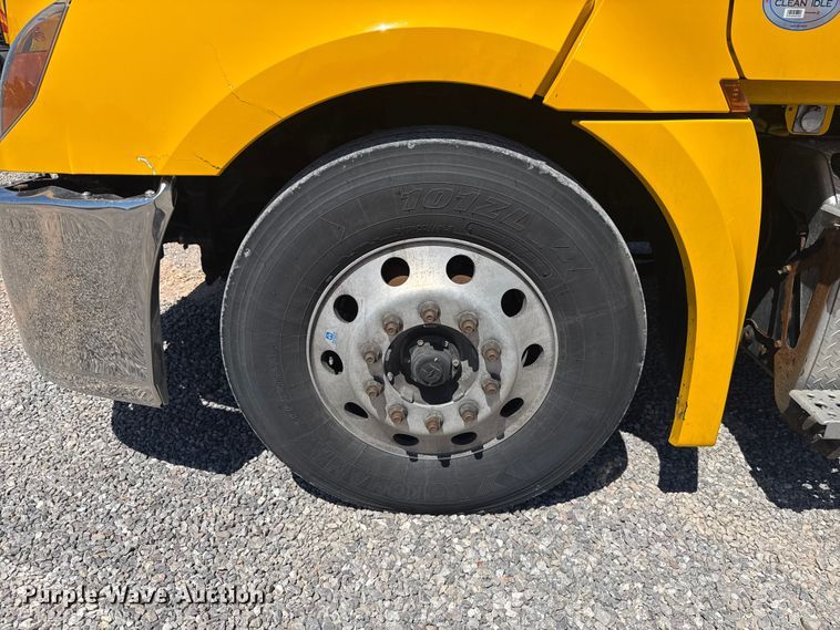 image for item NK9185 2021 Freightliner Cascadia 126 semi truck