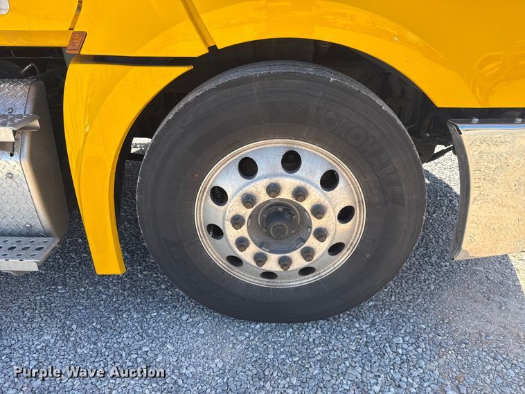 image for item NK9185 2021 Freightliner Cascadia 126 semi truck