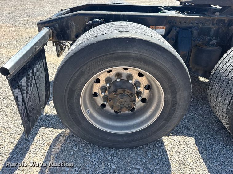 image for item NK9185 2021 Freightliner Cascadia 126 semi truck