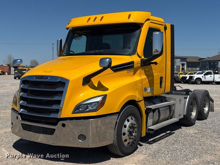 image for item NK9186 2022 Freightliner Cascadia 126 semi truck