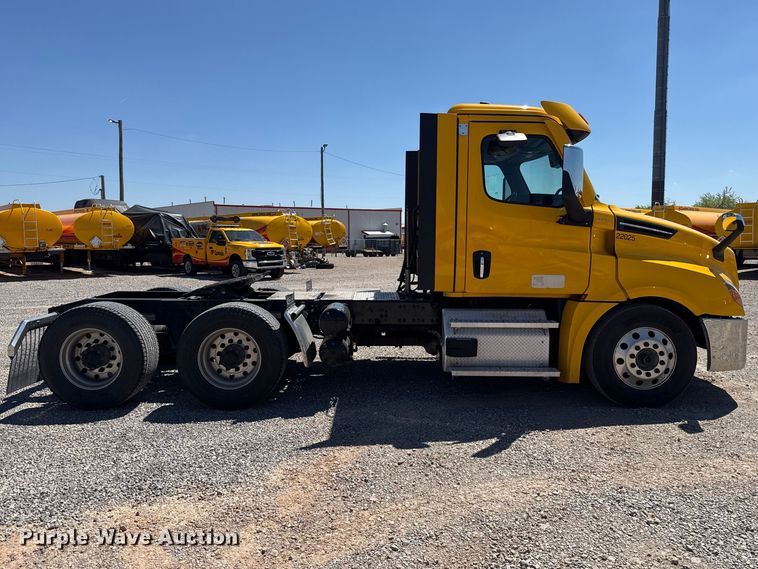 image for item NK9186 2022 Freightliner Cascadia 126 semi truck