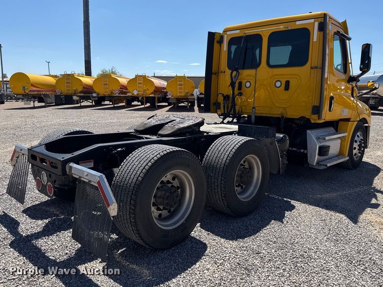 image for item NK9186 2022 Freightliner Cascadia 126 semi truck