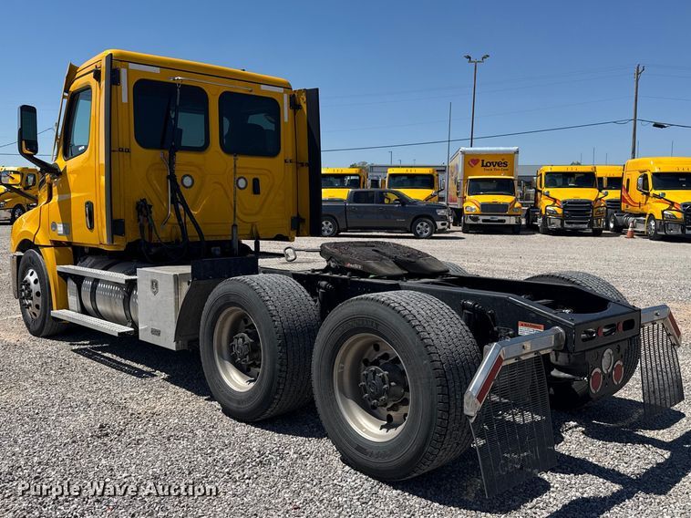 image for item NK9186 2022 Freightliner Cascadia 126 semi truck