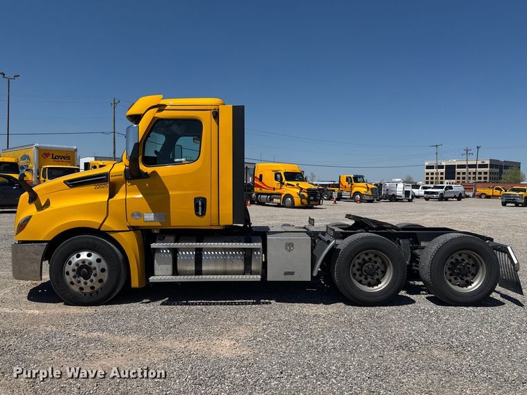 image for item NK9186 2022 Freightliner Cascadia 126 semi truck