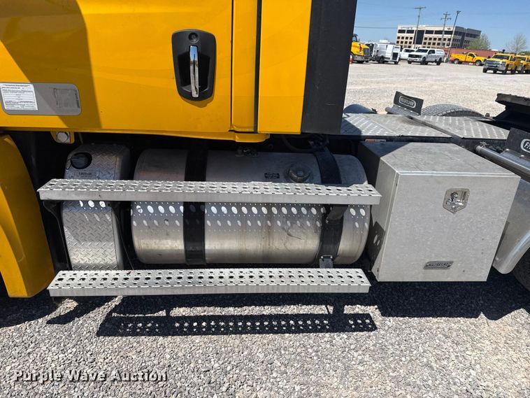 image for item NK9186 2022 Freightliner Cascadia 126 semi truck