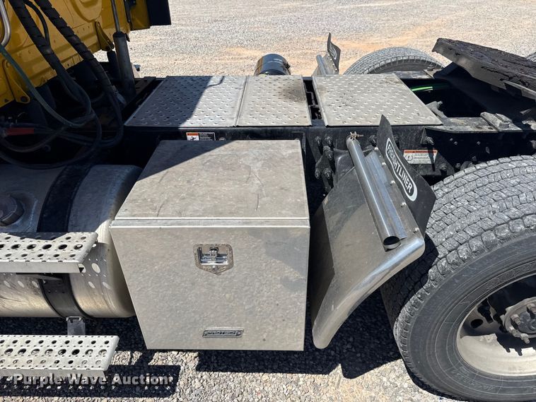 image for item NK9186 2022 Freightliner Cascadia 126 semi truck