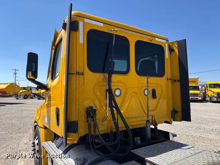 image for item NK9186 2022 Freightliner Cascadia 126 semi truck