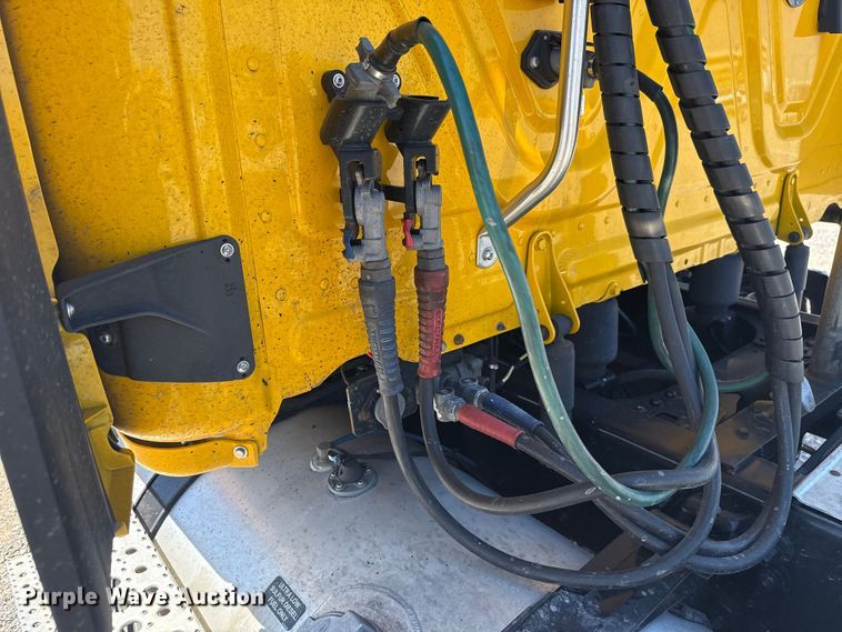 image for item NK9186 2022 Freightliner Cascadia 126 semi truck