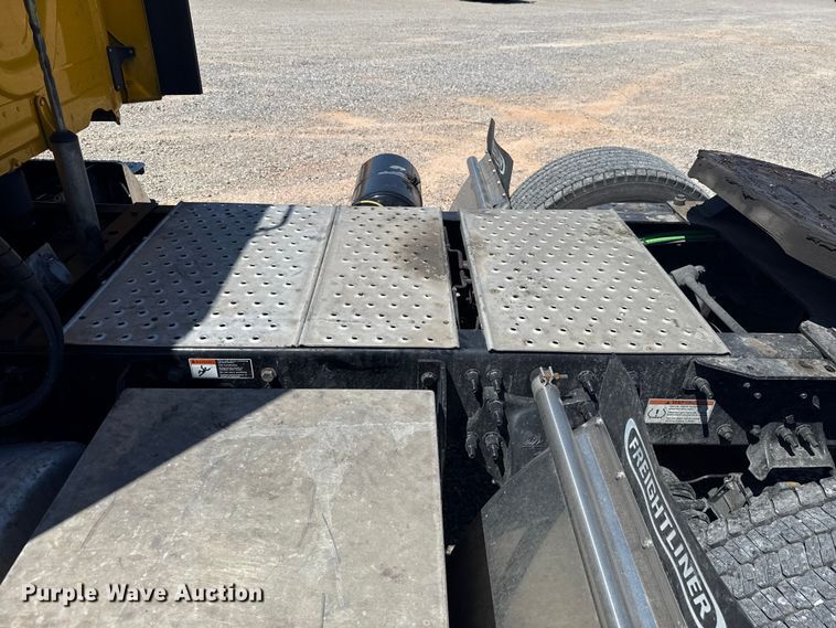 image for item NK9186 2022 Freightliner Cascadia 126 semi truck