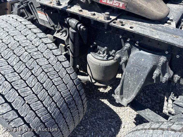 image for item NK9186 2022 Freightliner Cascadia 126 semi truck