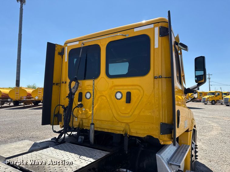 image for item NK9186 2022 Freightliner Cascadia 126 semi truck