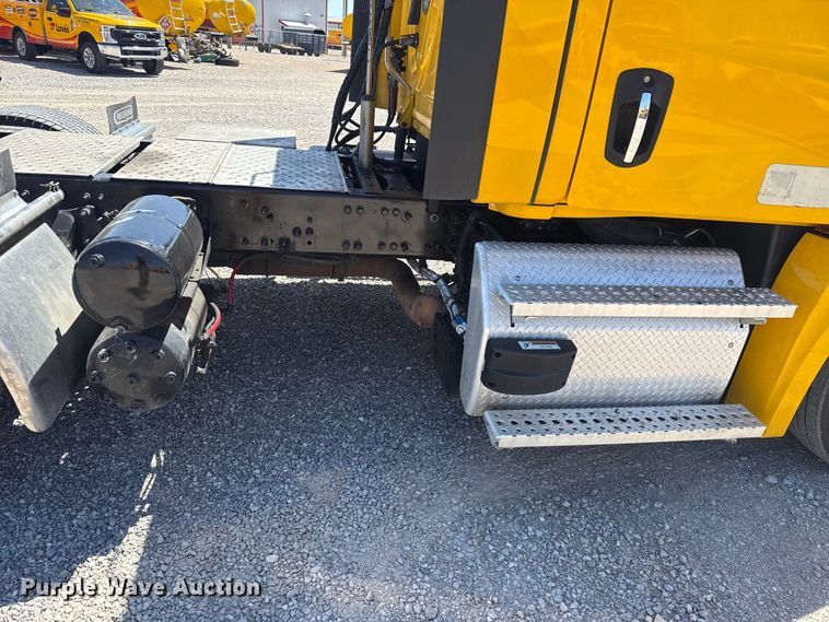 image for item NK9186 2022 Freightliner Cascadia 126 semi truck