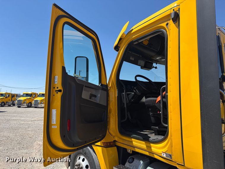 image for item NK9186 2022 Freightliner Cascadia 126 semi truck