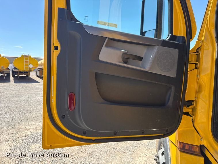 image for item NK9186 2022 Freightliner Cascadia 126 semi truck